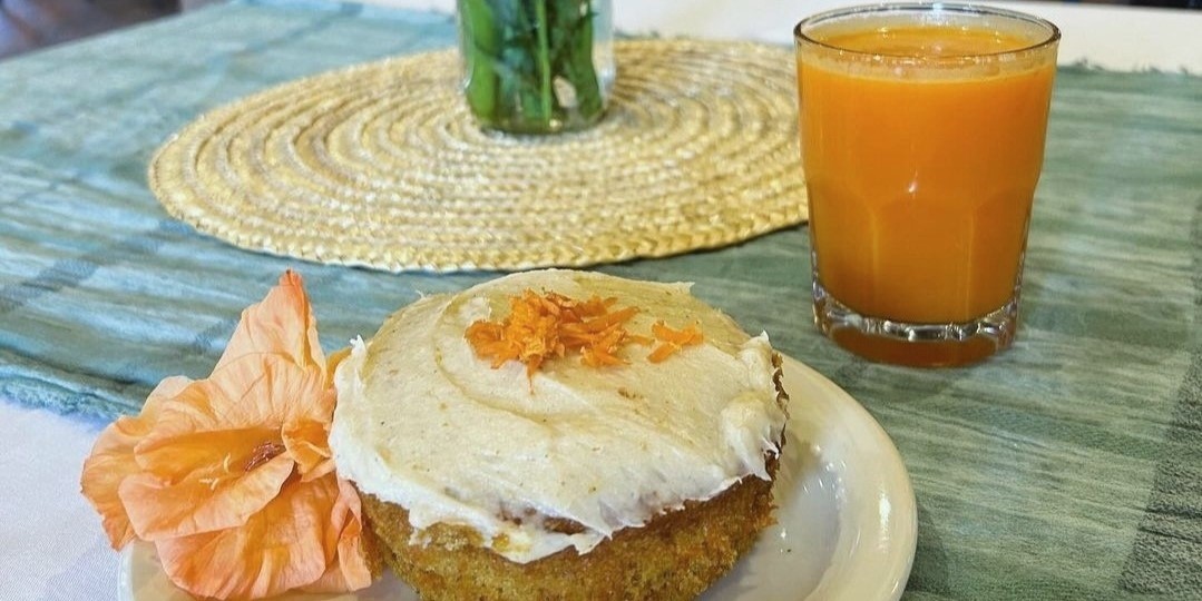 Cupcake and juice on a table